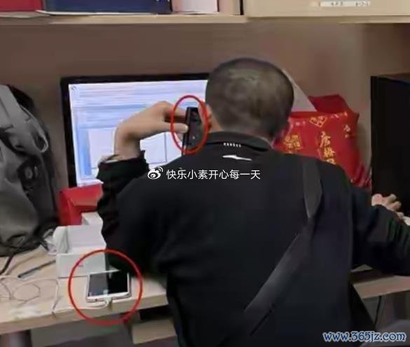韦东奕办公桌上放着纯属的大矿泉水瓶 纯正数学天才的简单生存