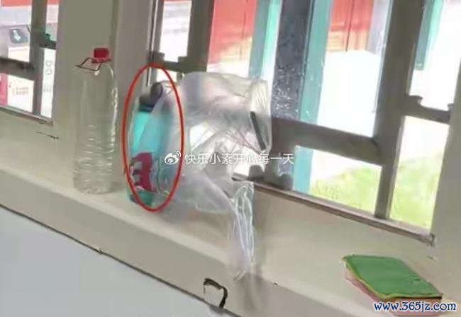 韦东奕办公桌上放着纯属的大矿泉水瓶 纯正数学天才的简单生存
