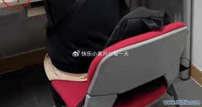 韦东奕办公桌上放着纯属的大矿泉水瓶 纯正数学天才的简单生存