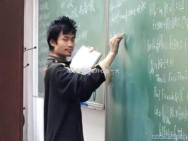 韦东奕办公桌上放着纯属的大矿泉水瓶