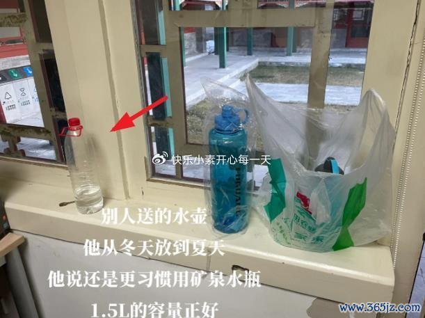韦东奕办公桌上放着纯属的大矿泉水瓶 纯正数学天才的简单生存