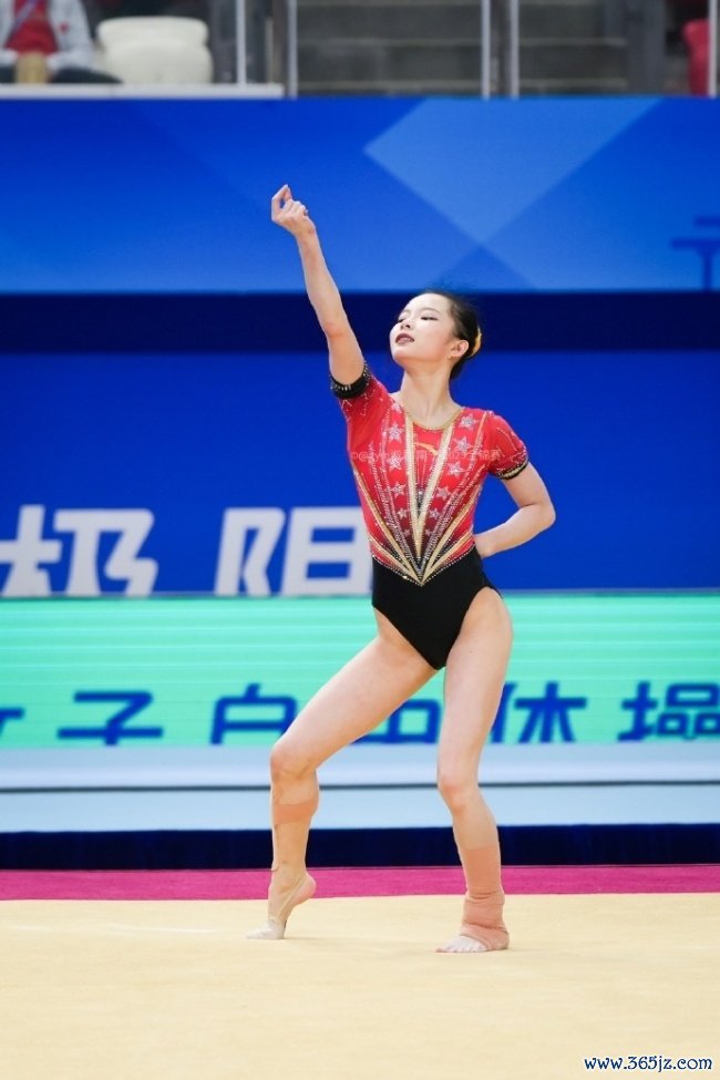 中国体操女团亚锦赛险胜日本：秦心怡万能摘铜 周雅琴均衡木超高分 团体冠军荣耀归队
