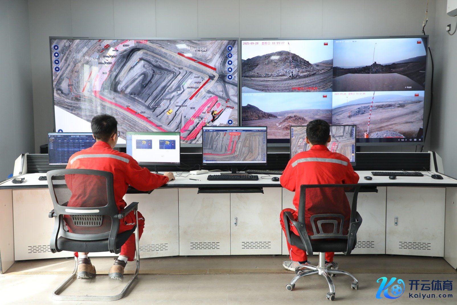准能集团黑岱沟露天煤矿智能化训诲处罚中心运行组责任场景。杨舒惠摄.JPG
