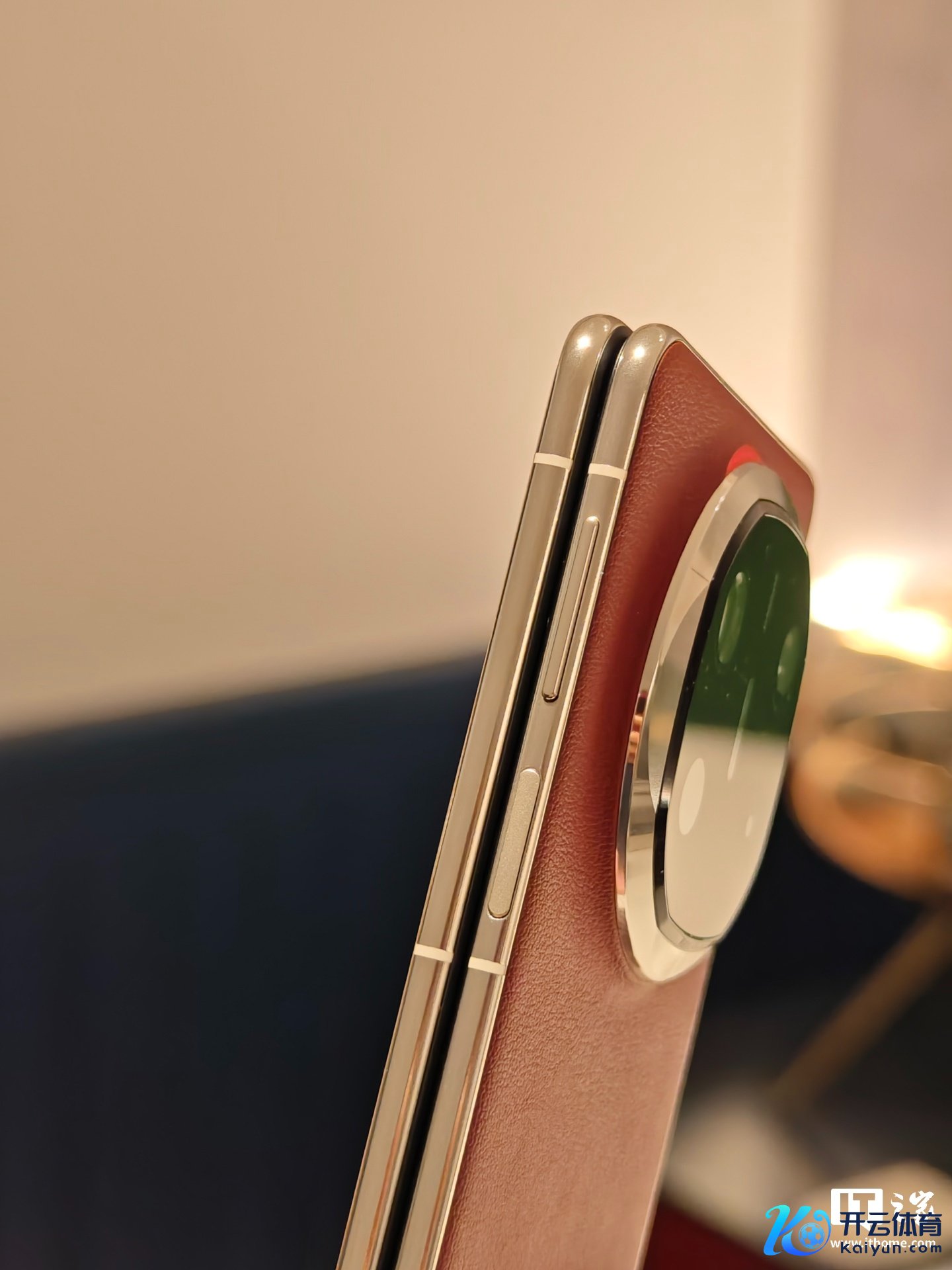 ▲ 图源IT之家实拍：华为 Mate X6 「天地红」（下同）